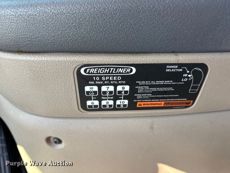image for item EU5571 2015 Freightliner Cascadia semi truck
