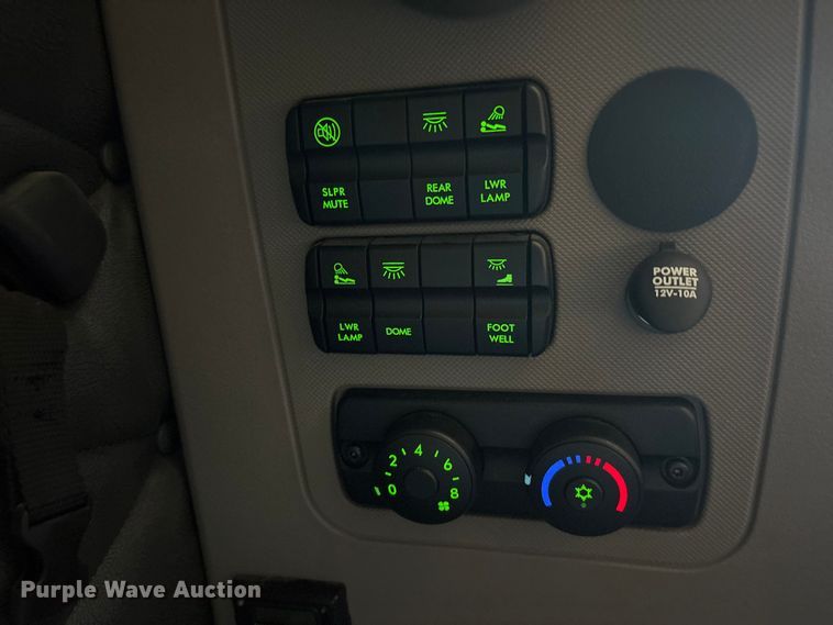 image for item EU5571 2015 Freightliner Cascadia semi truck