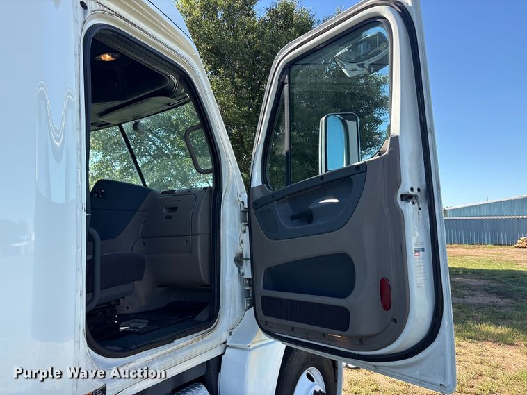 image for item EU5571 2015 Freightliner Cascadia semi truck