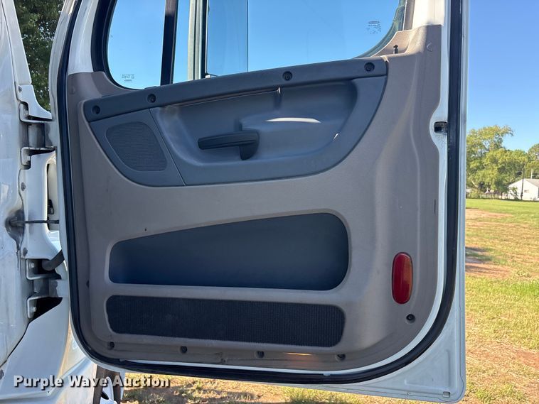 image for item EU5571 2015 Freightliner Cascadia semi truck