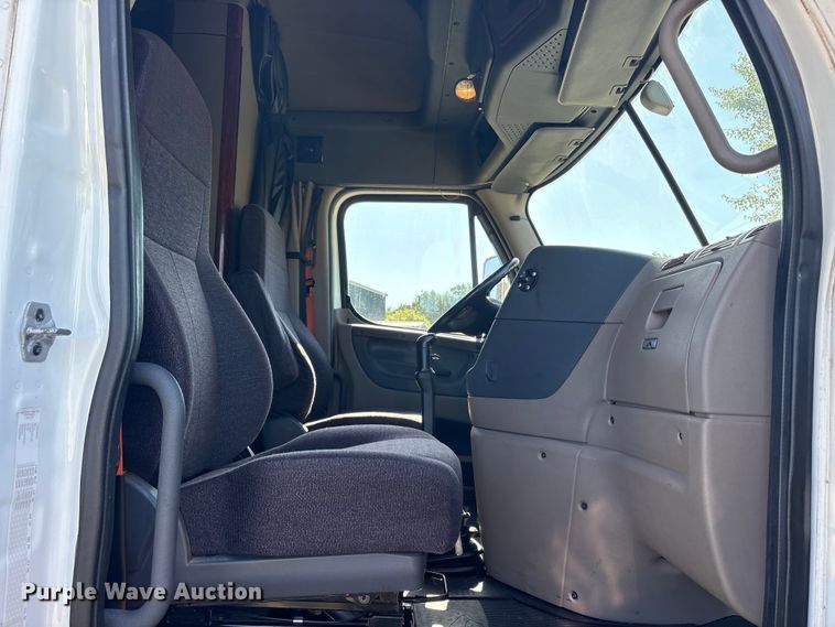 image for item EU5571 2015 Freightliner Cascadia semi truck