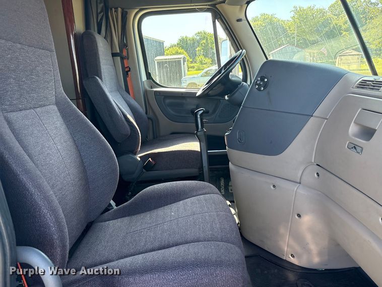 image for item EU5571 2015 Freightliner Cascadia semi truck