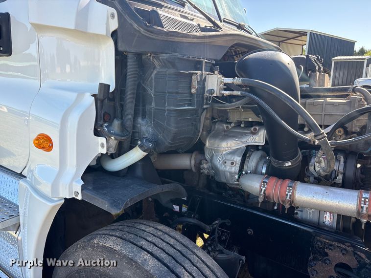 image for item EU5571 2015 Freightliner Cascadia semi truck