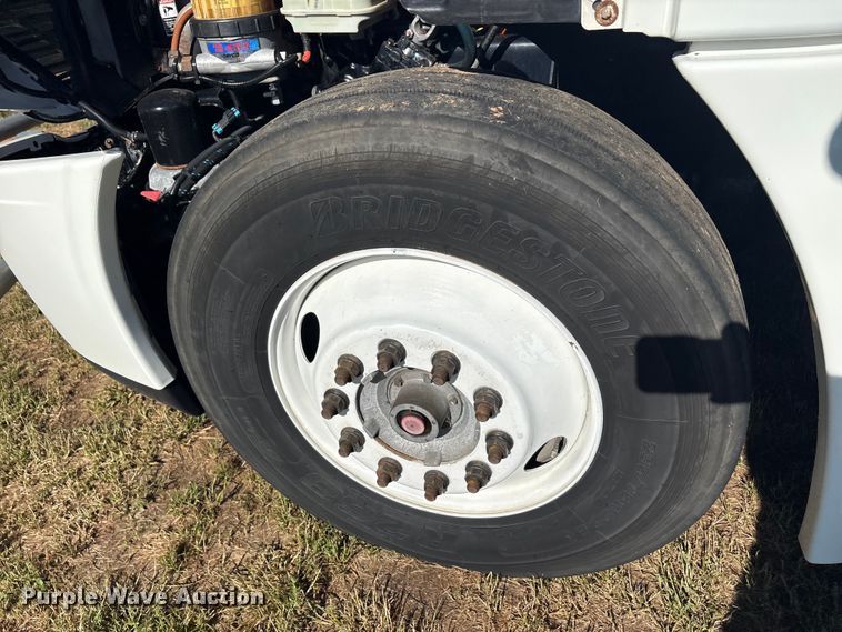 image for item EU5571 2015 Freightliner Cascadia semi truck