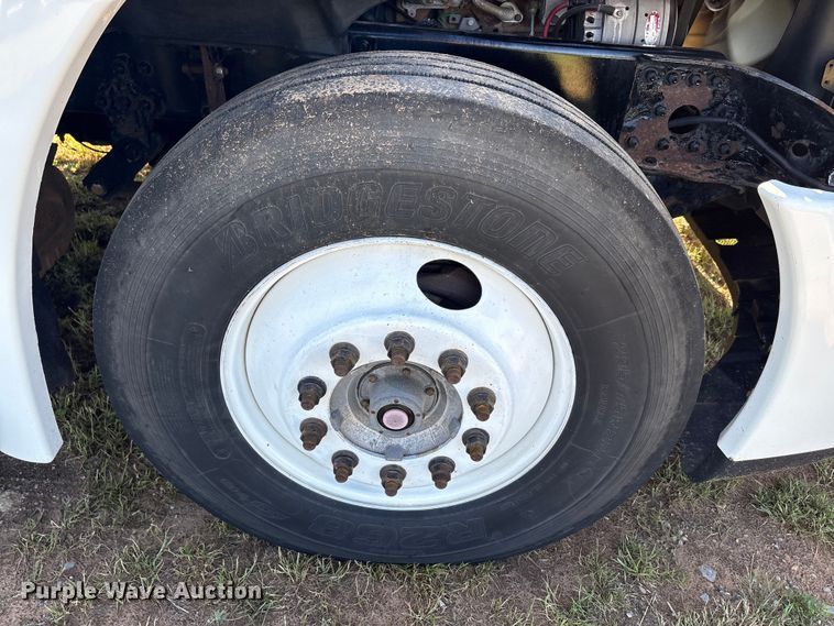 image for item EU5571 2015 Freightliner Cascadia semi truck
