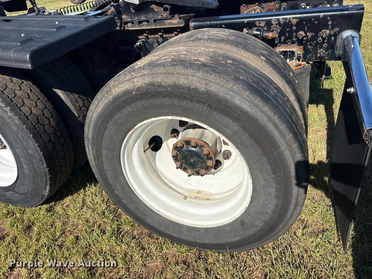 image for item EU5571 2015 Freightliner Cascadia semi truck