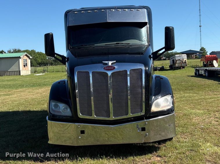 image for item EU5572 2017 Peterbilt 579 semi truck