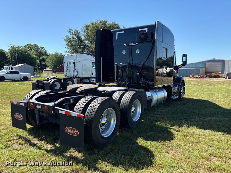 image for item EU5572 2017 Peterbilt 579 semi truck