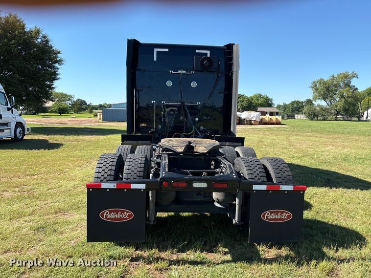 image for item EU5572 2017 Peterbilt 579 semi truck