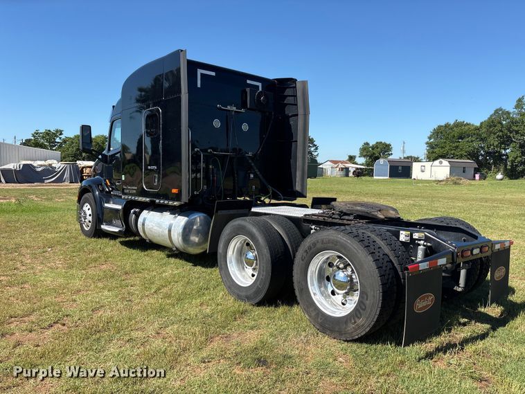 image for item EU5572 2017 Peterbilt 579 semi truck