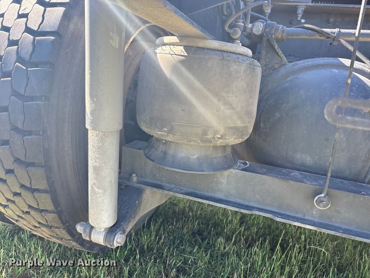 image for item EU5572 2017 Peterbilt 579 semi truck