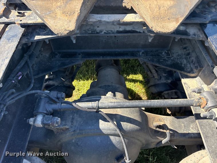 image for item EU5572 2017 Peterbilt 579 semi truck