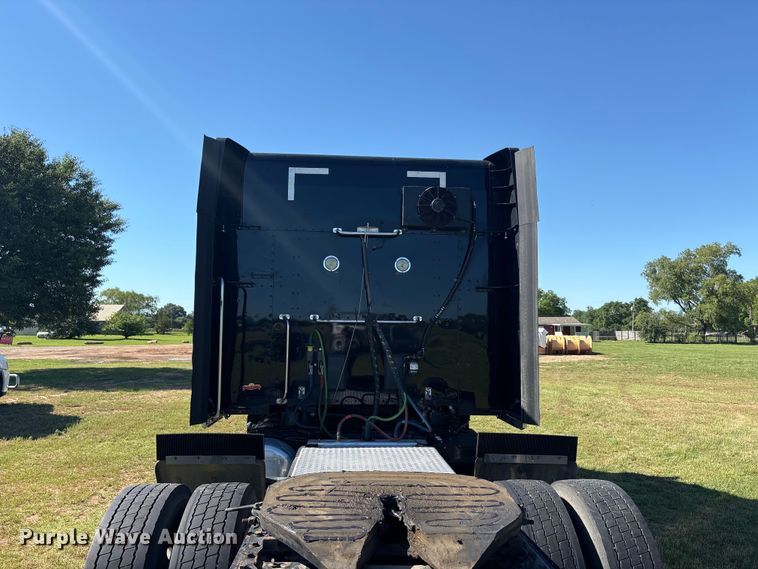 image for item EU5572 2017 Peterbilt 579 semi truck