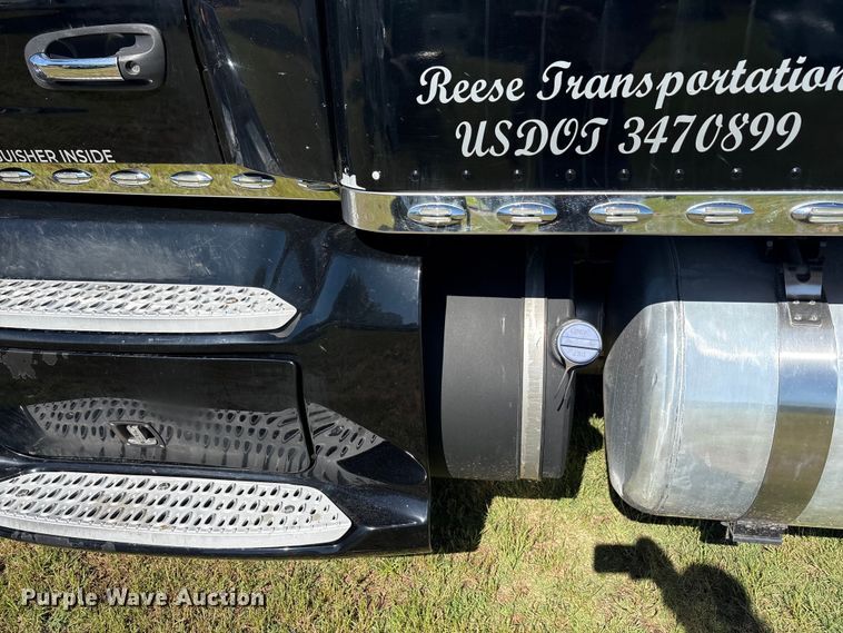 image for item EU5572 2017 Peterbilt 579 semi truck
