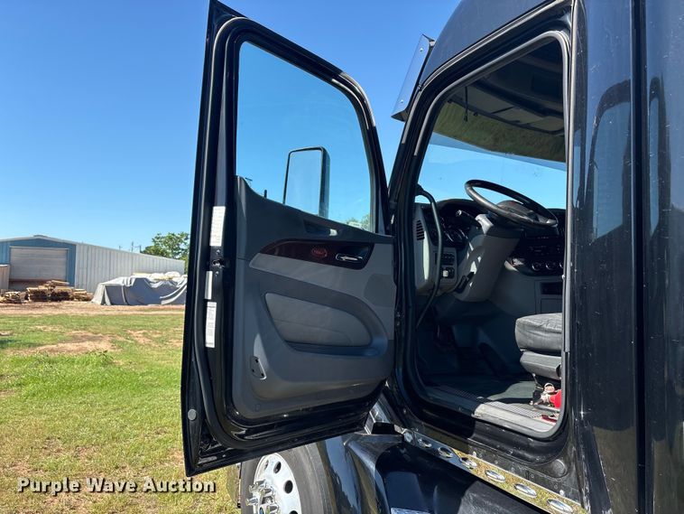 image for item EU5572 2017 Peterbilt 579 semi truck