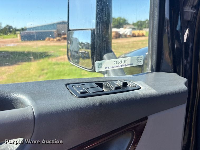 image for item EU5572 2017 Peterbilt 579 semi truck