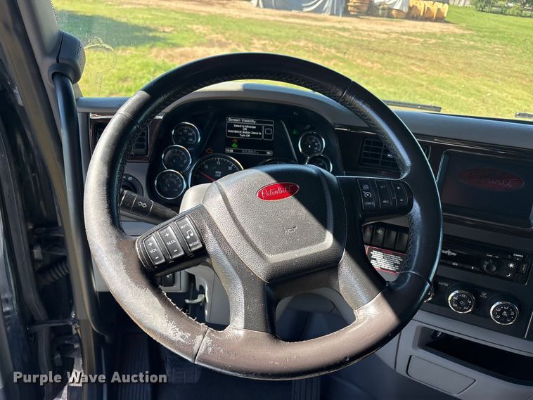 image for item EU5572 2017 Peterbilt 579 semi truck