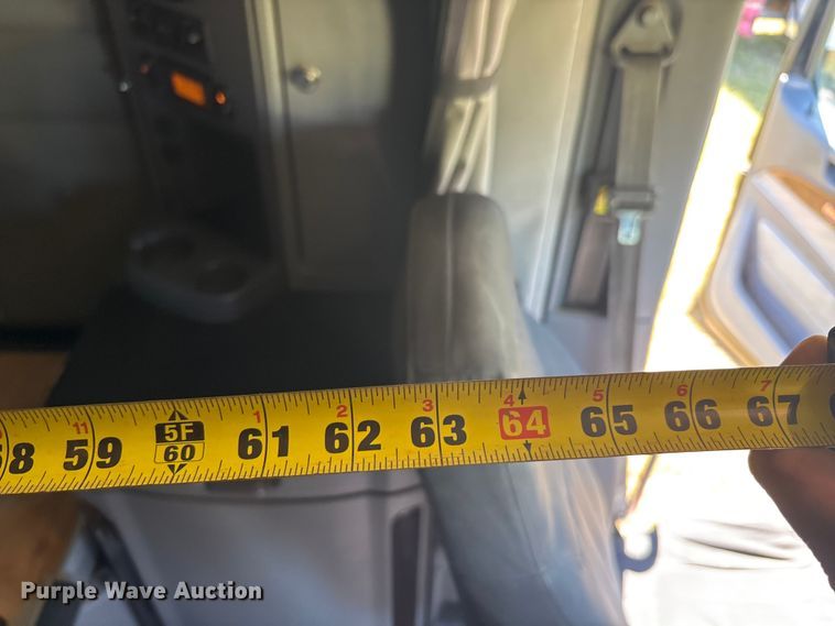image for item EU5572 2017 Peterbilt 579 semi truck