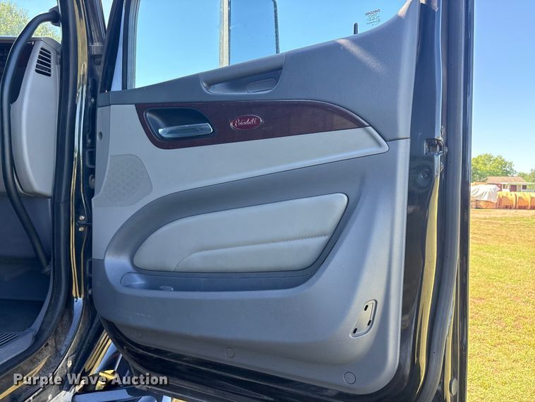 image for item EU5572 2017 Peterbilt 579 semi truck