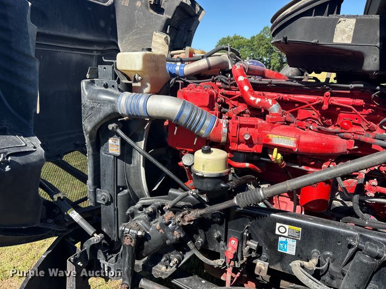 image for item EU5572 2017 Peterbilt 579 semi truck