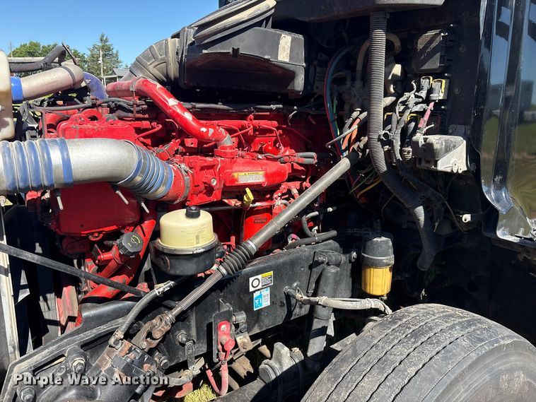 image for item EU5572 2017 Peterbilt 579 semi truck