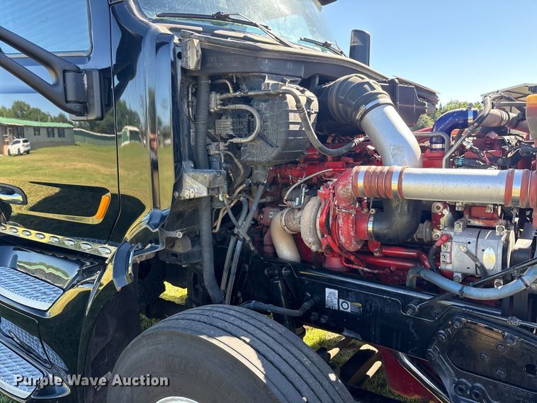 image for item EU5572 2017 Peterbilt 579 semi truck