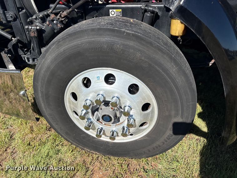 image for item EU5572 2017 Peterbilt 579 semi truck