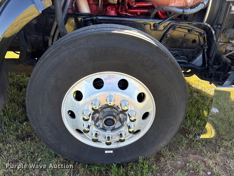 image for item EU5572 2017 Peterbilt 579 semi truck