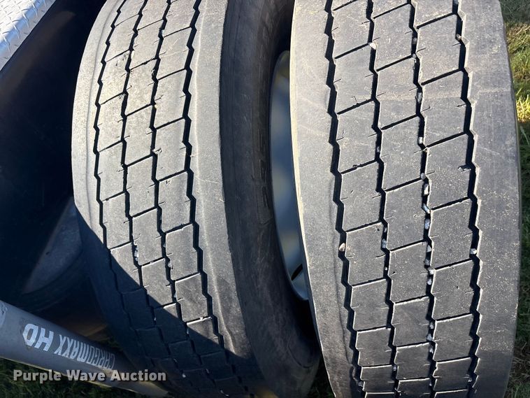 image for item EU5572 2017 Peterbilt 579 semi truck