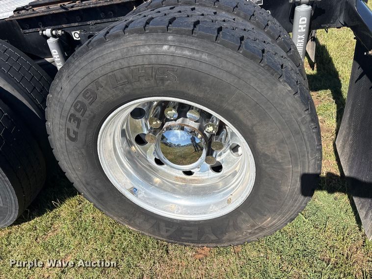 image for item EU5572 2017 Peterbilt 579 semi truck