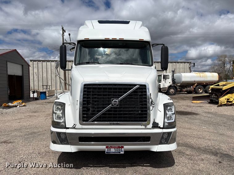 image for item EU8651 2005 Volvo VNL semi truck