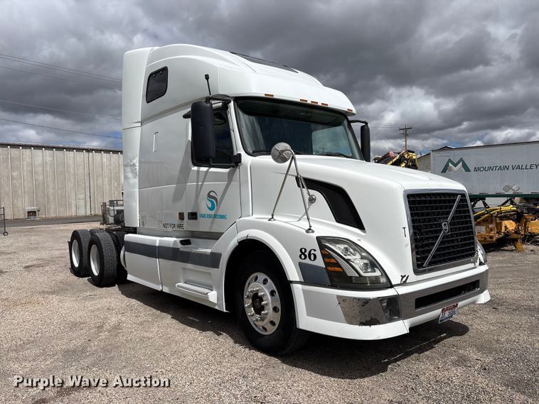 image for item EU8651 2005 Volvo VNL semi truck