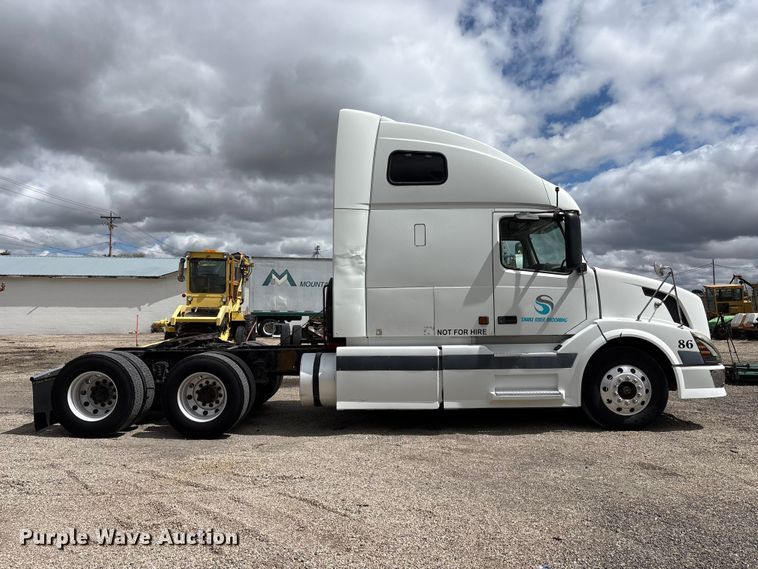 image for item EU8651 2005 Volvo VNL semi truck