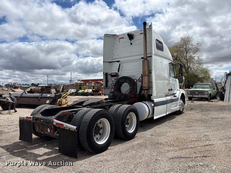 image for item EU8651 2005 Volvo VNL semi truck