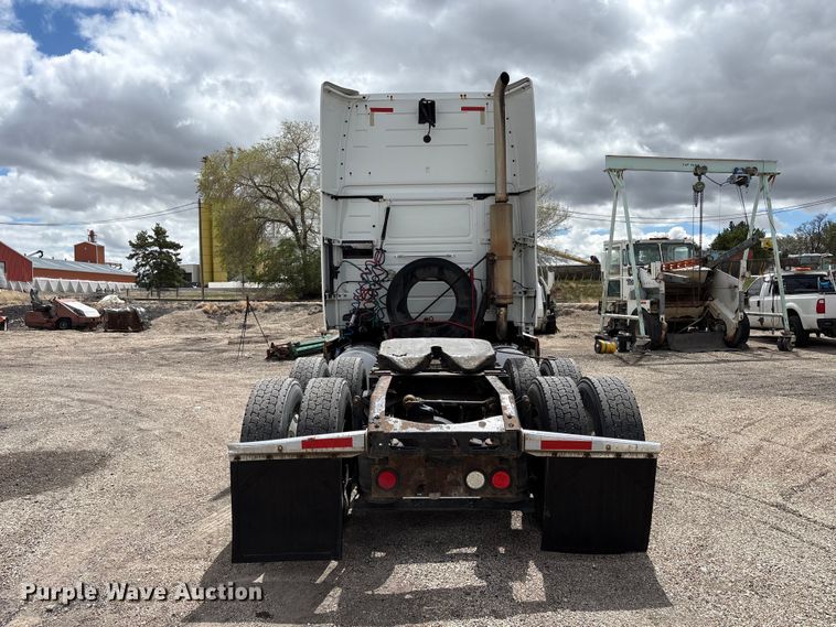 image for item EU8651 2005 Volvo VNL semi truck