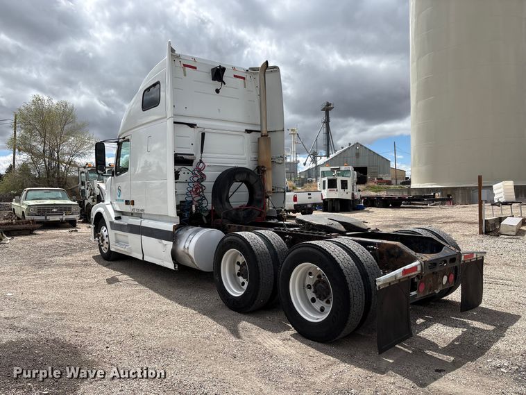 image for item EU8651 2005 Volvo VNL semi truck