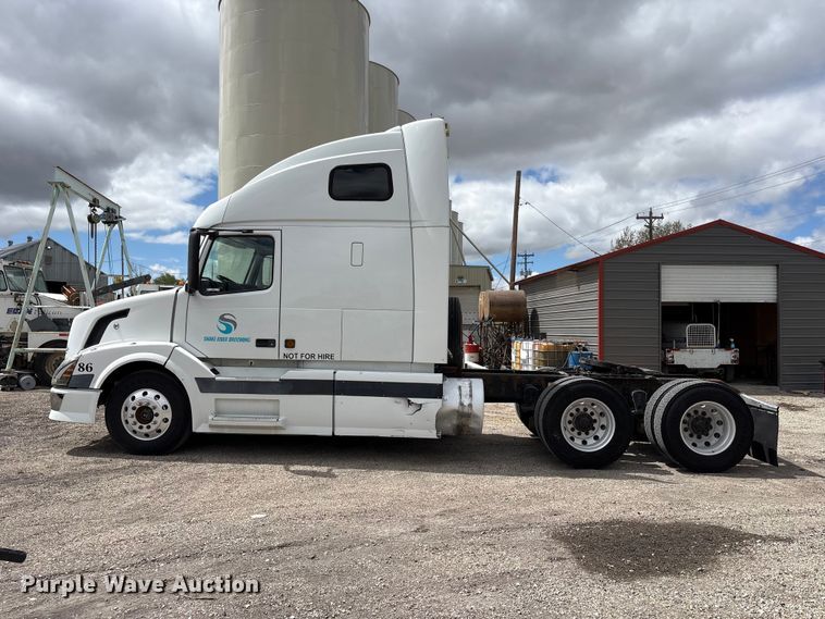 image for item EU8651 2005 Volvo VNL semi truck