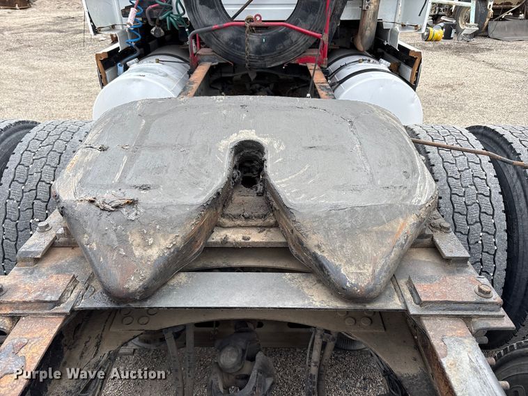 image for item EU8651 2005 Volvo VNL semi truck