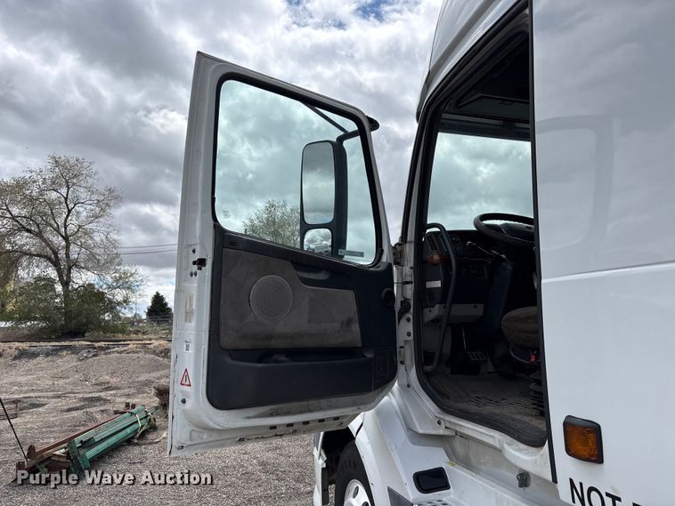 image for item EU8651 2005 Volvo VNL semi truck