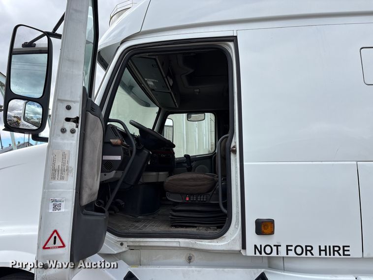 image for item EU8651 2005 Volvo VNL semi truck