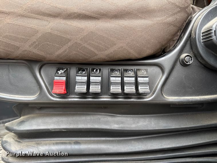 image for item EU8651 2005 Volvo VNL semi truck