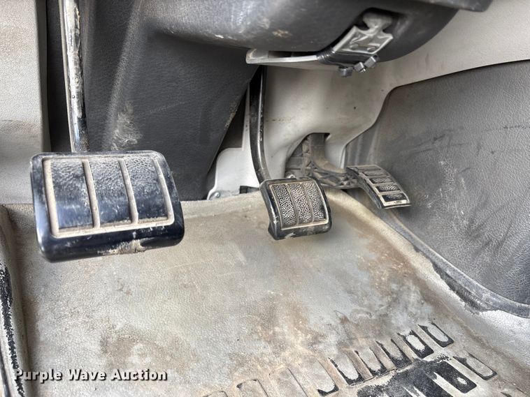 image for item EU8651 2005 Volvo VNL semi truck