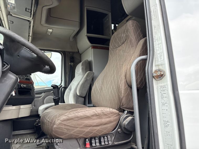 image for item EU8651 2005 Volvo VNL semi truck