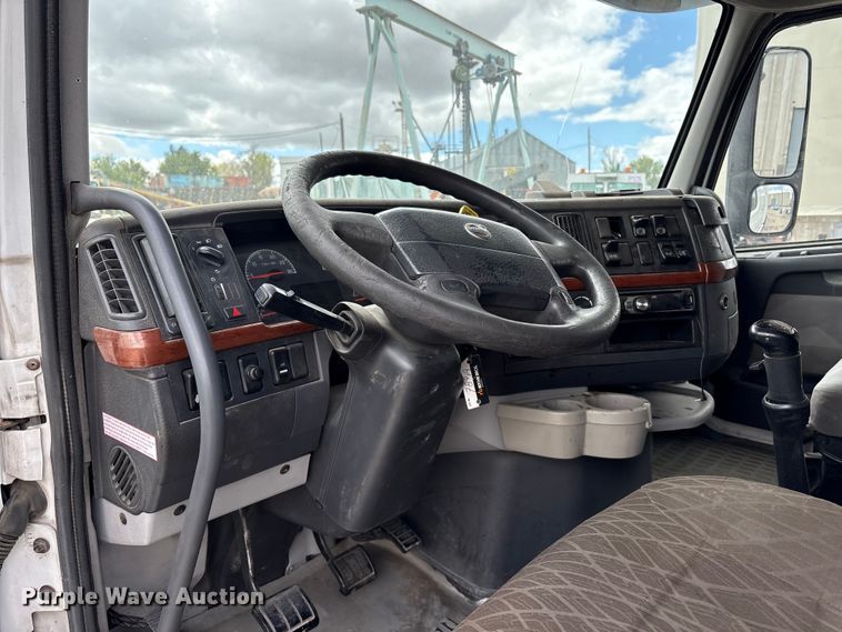 image for item EU8651 2005 Volvo VNL semi truck