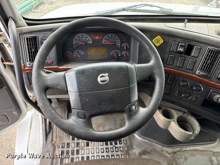 image for item EU8651 2005 Volvo VNL semi truck