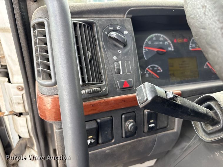 image for item EU8651 2005 Volvo VNL semi truck