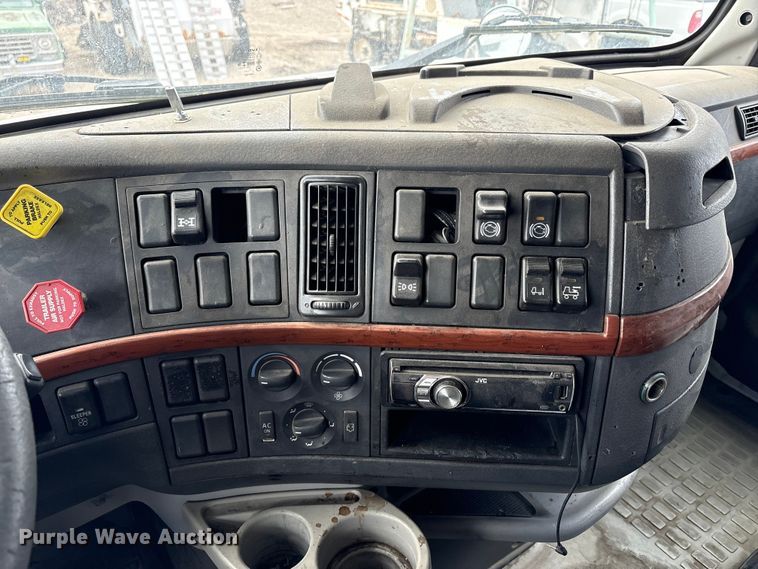 image for item EU8651 2005 Volvo VNL semi truck