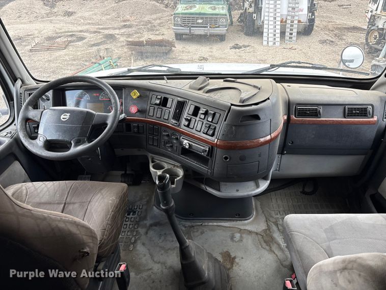image for item EU8651 2005 Volvo VNL semi truck