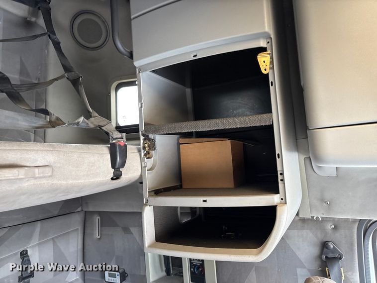 image for item EU8651 2005 Volvo VNL semi truck