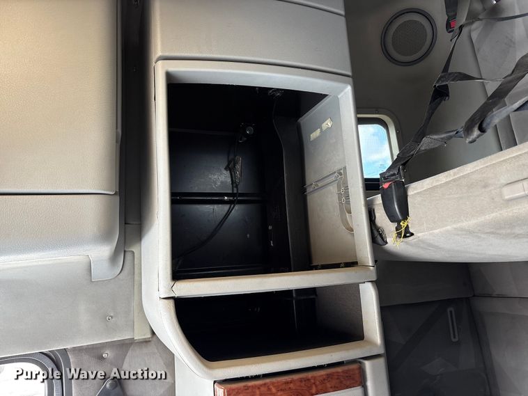 image for item EU8651 2005 Volvo VNL semi truck